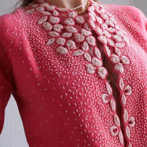 Gorgeous coral pink vintage 50s beaded cardigan - Picture 2 of 8